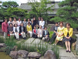 石庭松の茶屋の庭で会員記念撮影