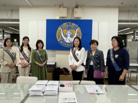 チャリティ・バザール会場にて