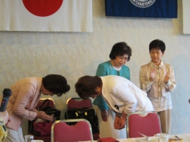 現会長・次期会長　会長ピン交換