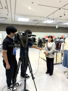 メディアから取材を受ける会長