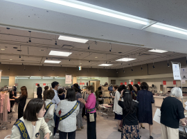 賑わっている売り場の様子